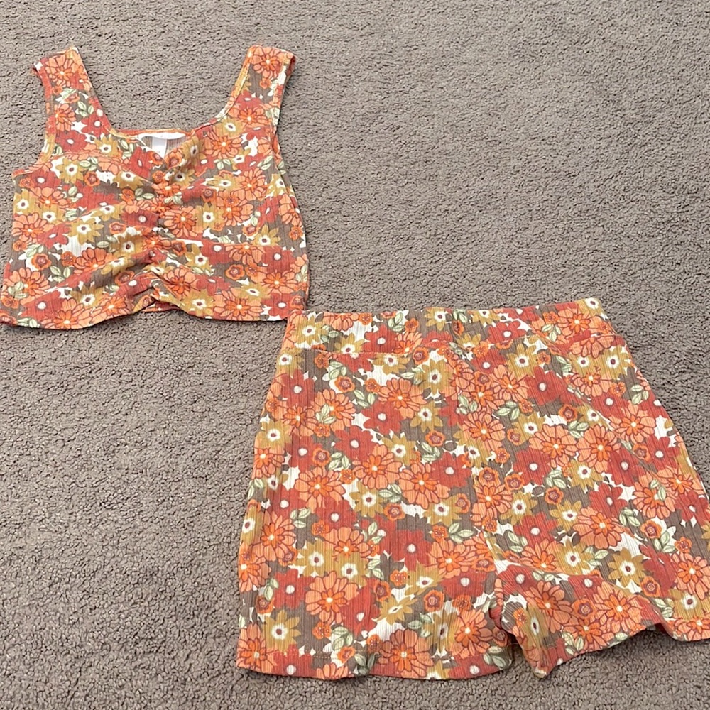 Matching tank top and short set ☀️🌻